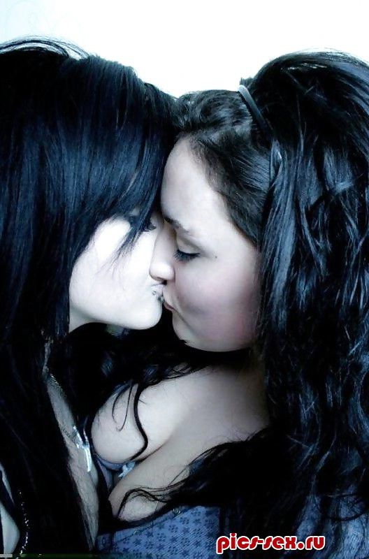 девушки эмо целуются