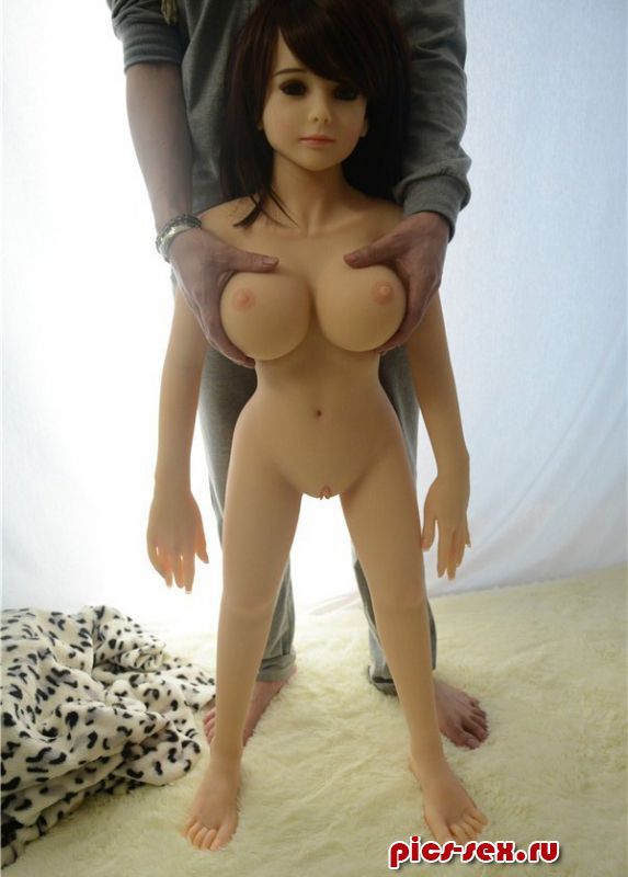 трогает грудь маленькой секс куклы