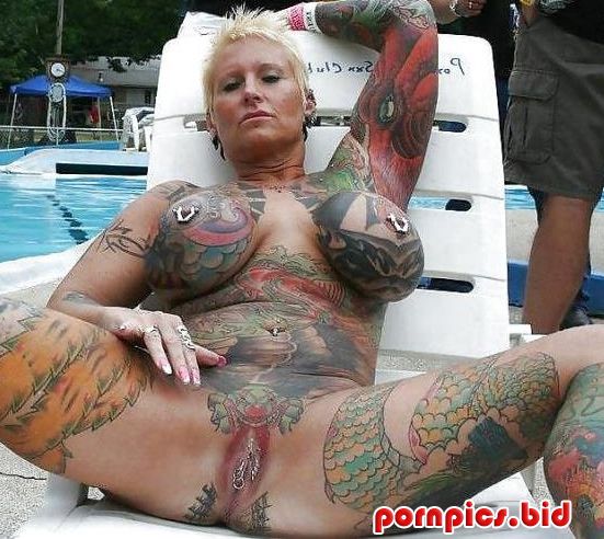 голая девушка вся в татуировках