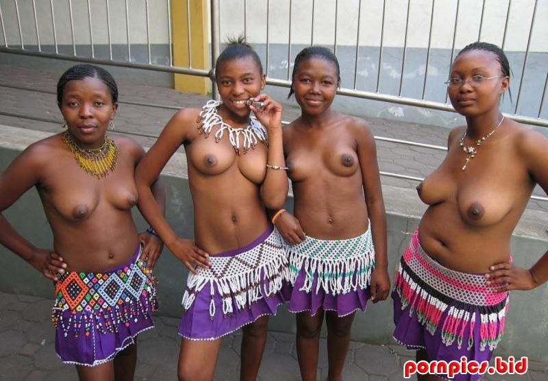 девушки с голой грудью из африканского племени