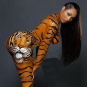 окраска тигра нарисована на голой девушке