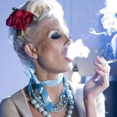 сиськастая зрелая женщина дымит сигаретой