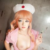 рыжая японка медсестра с голой грудью