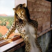 рисованный леопард на обнаженном теле