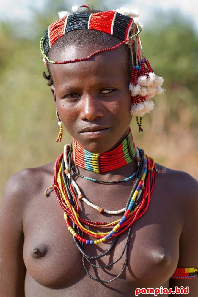 Обнаженная по пояс девушка из африканского племени подборка