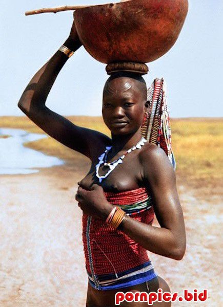 женщина аборигенка из африканского племени