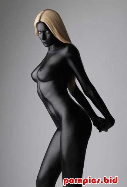 тело девушки покрыто черной краской бодиарт