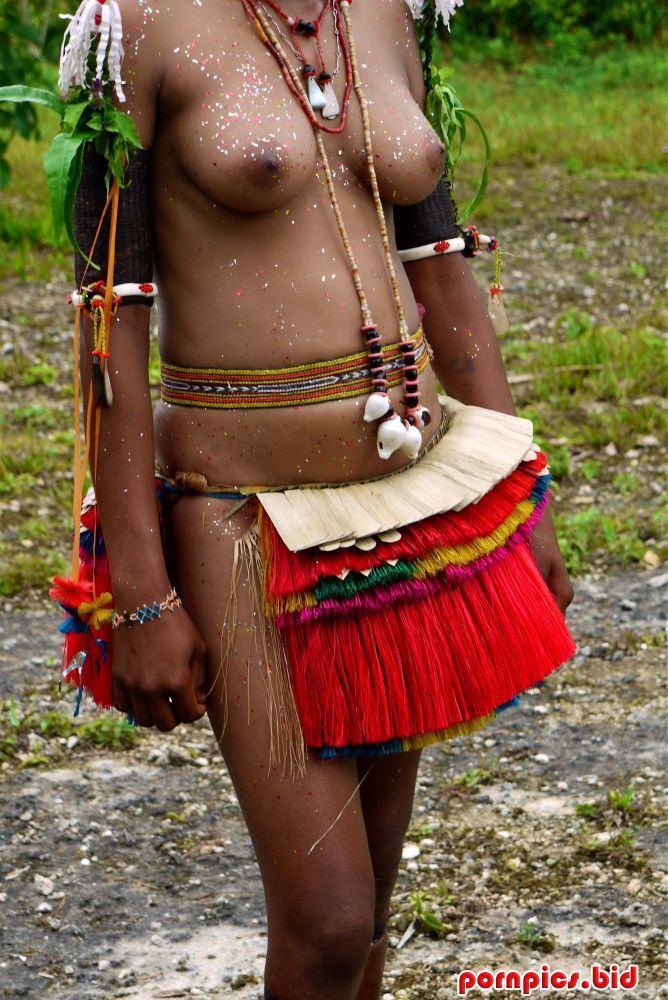 Секси телка из африканского племени бесплатно