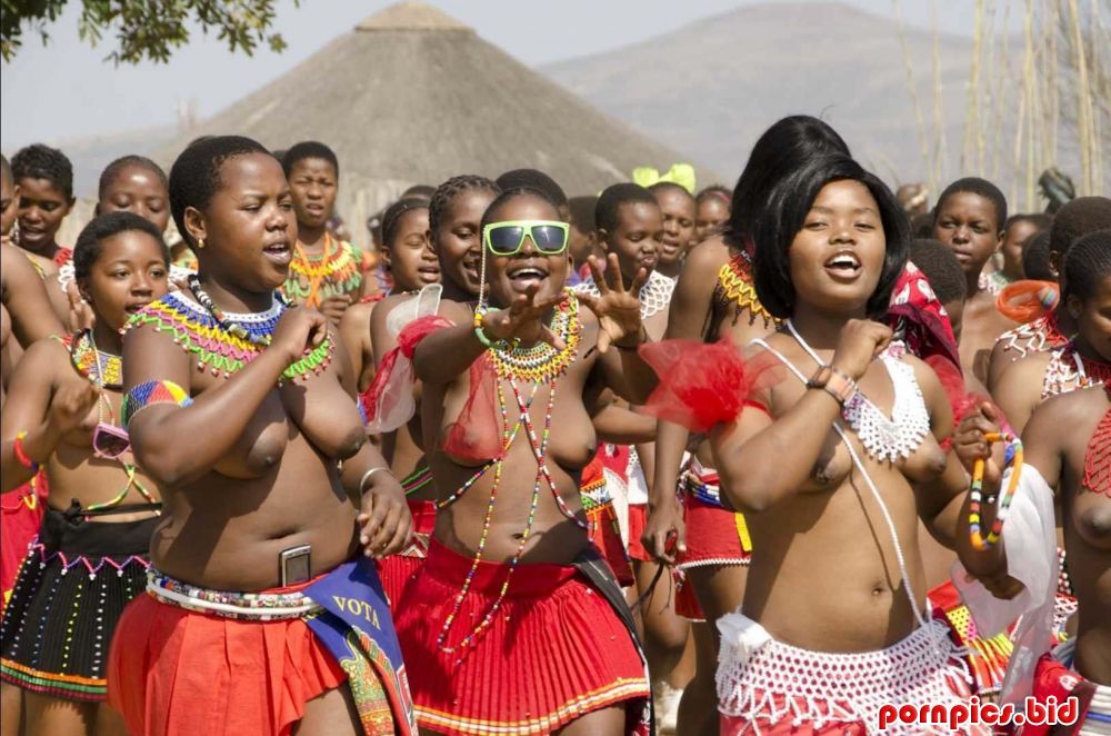 Секси девка из племени Африки смотреть