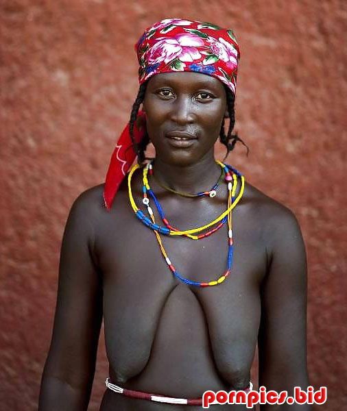 африканская женщина с висячими сиськами