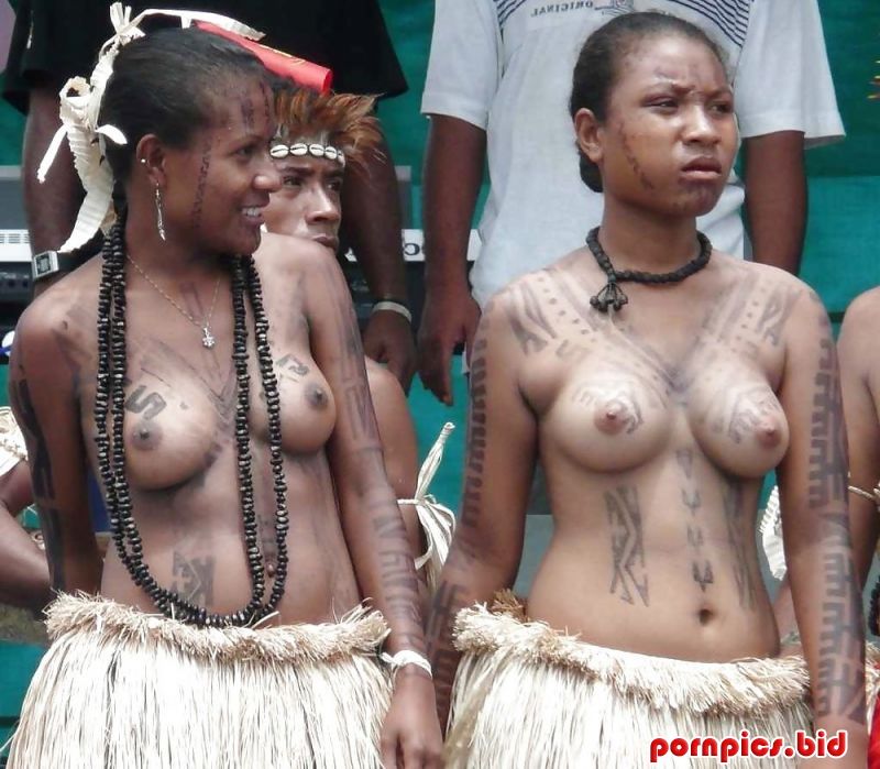 татуированные туземки с голой грудью