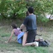 сексуальный маньяк трахнул девушку в парке