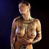 египетский боди арт на голой пухлой девушке