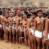 много голых африканских девушек