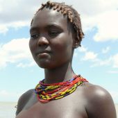 африканская девушка с голой грудью