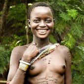 улыбчивая африканка дочь вождя