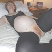 секси одежда беременной женщины на кровате