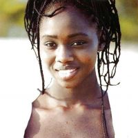 Обнаженная по пояс девка негритянка Африки онлайн