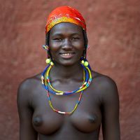 Голая по пояс девка из племени Африки сборник